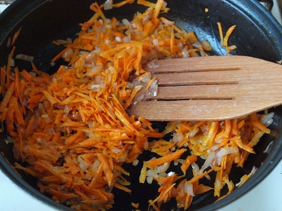 Украинский красный борщ: обжарка моркови