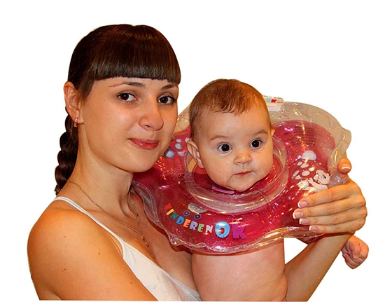 Купать новорожденного лучше всего в большой ванне. Время водных процедур должно быть от 15 до 30 минут