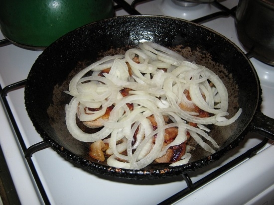 Свинина с луком на сковороде: как пожарить?