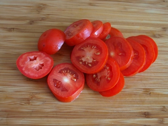 Куриная грудка в сметане в духовке: помидоры