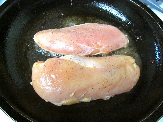 Куриная грудка в сметане на сковороде: мясо