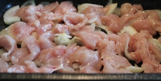 Куриные грудки в сметане с картошкой: рецепт