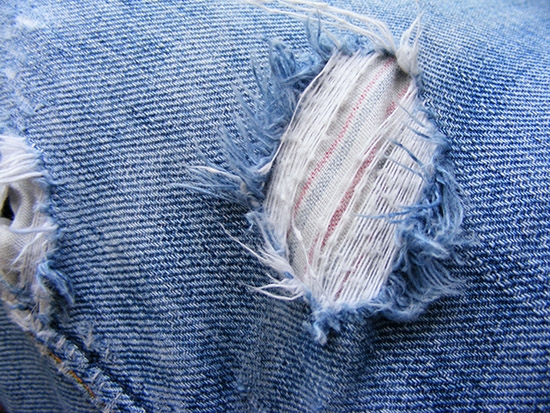 Нередко джинсы рвутся или протираются на попе