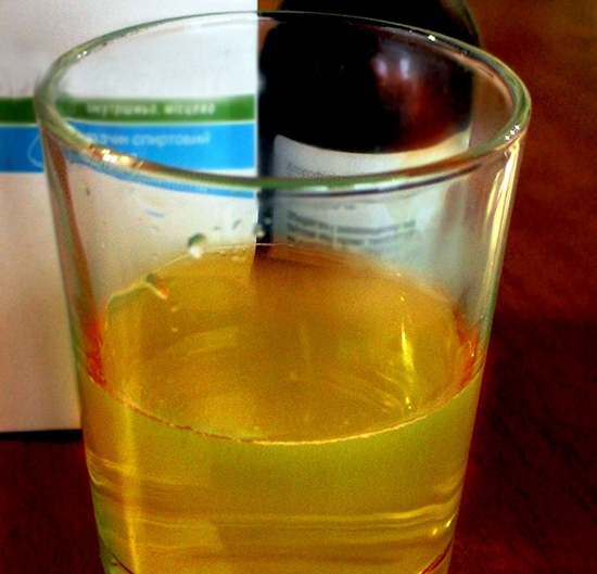 Раствор на основе этилового спирта или воды, выпускающийся в маленьких флаконах темного стекла