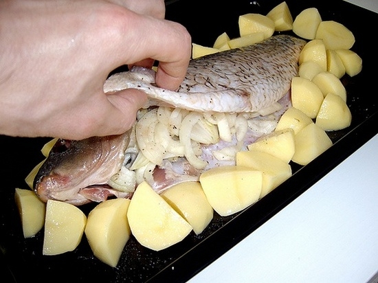 Карась, запеченный в духовке с картошкой: рецепт