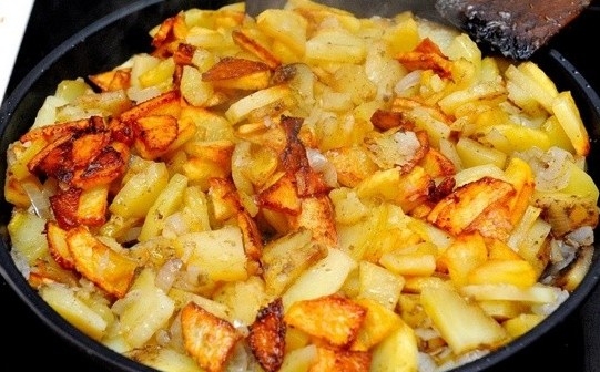 Как мешать и солить жареный картофель?