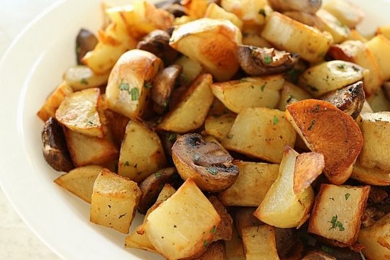 Как правильно жарить картошку с грибами?