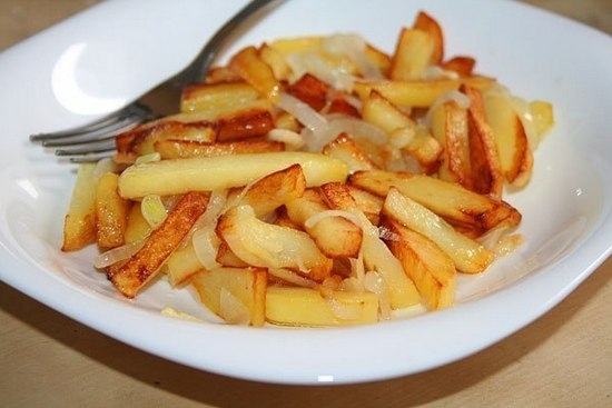 Как правильно жарить картошку с луком?