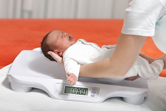 По словам лечащих специалистов, набор веса в первый месяц жизни крохи должен быть полноценным и соответствовать норме