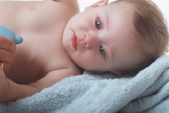 Чтобы помочь малышу восстановить нормальное дыхание, важно точно знать, какие капли можно капать в нос новорожденному