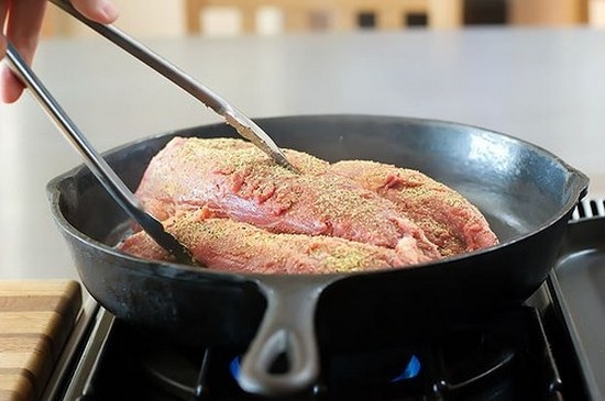 Как правильно пожарить мясо целиком на сковороде?