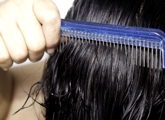 Как укладывать вьющиеся волосы средней длины?