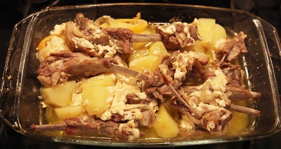 Тушеная картошка с ребрышками в духовке