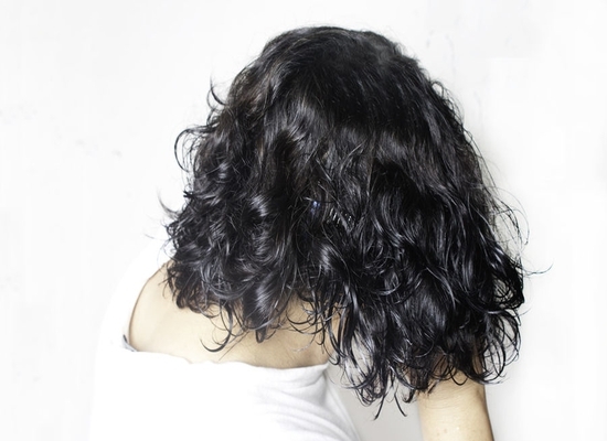 Как укладывать вьющиеся волосы средней длины?