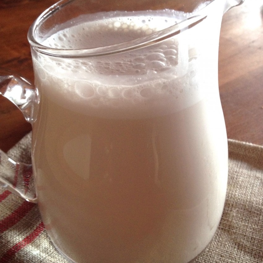 Некоторые специалисты называют ацидофилин золотой серединой между молоком и простоквашей