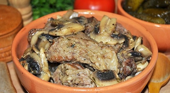 Тушеная картошка с ребрышками и грибами