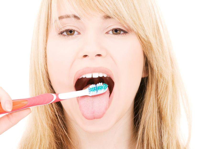 зубной щеткой чистить язык