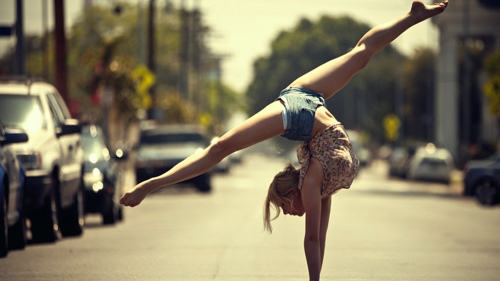 Акробатика – это набор гимнастических упражнений, тренирующих мышцы