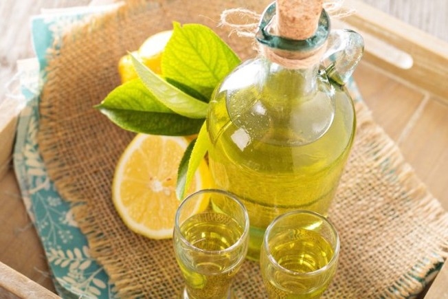 Классическая лимонная спиртовая настойка считается десертным алкогольным напитком