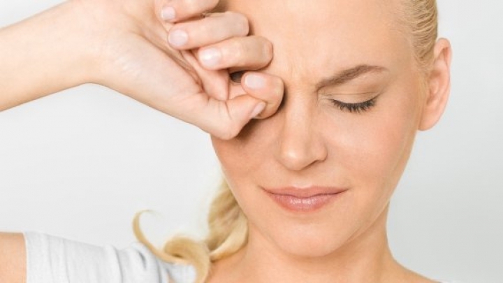 При конъюнктивите глаз лечение каплями назначают в зависимости от вида воспаления