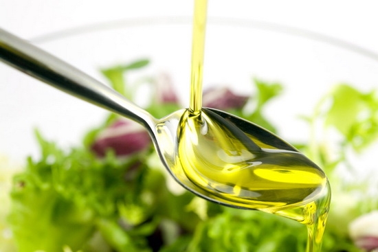 От того, как произведено оливковое масло, зависит его польза и вред, а так же как его принимать
