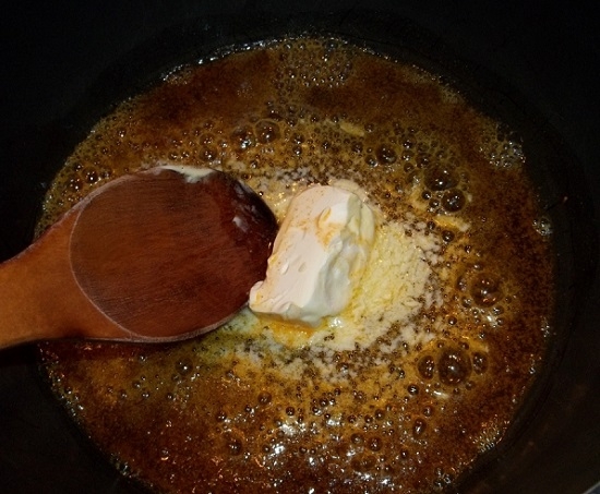 Масло на сковороде
