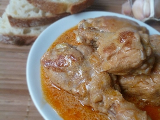 Курица в сметане с чесноком на сковороде: рецепт с фото