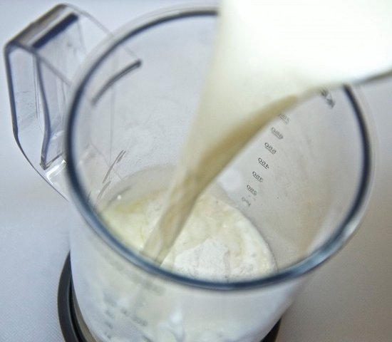 Классический молочный коктейль с мороженым в блендере