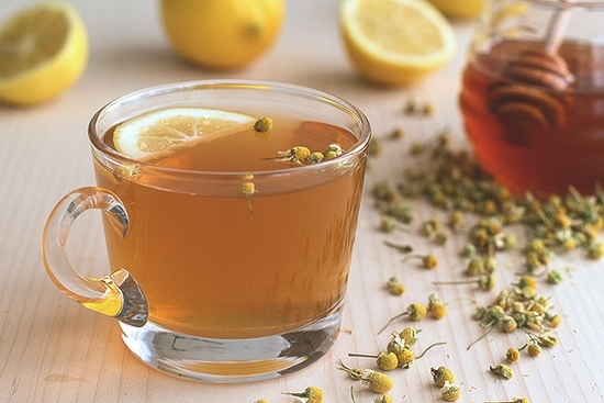 Зеленый чай из ромашки аптечной с лимоном и медом