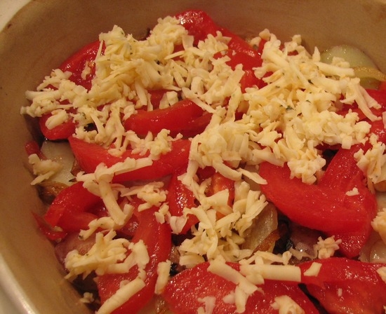 Салат с крабовым мясом, помидорами и сыром