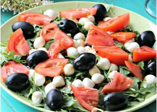 Итальянский салат с моцареллой и помидорами и маслинами