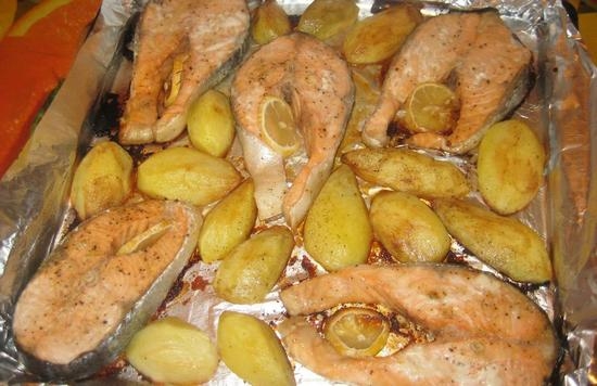 «Ленивая» рыба с картошечкой в духовке
