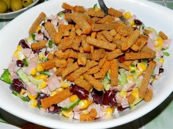 Салат с красной фасолью консервированной и сухариками