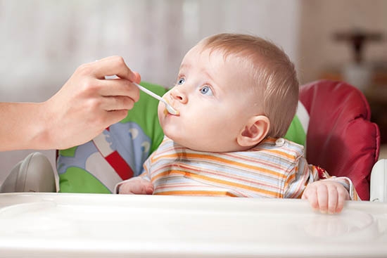 Как определить готовность ребенка к прикорму?