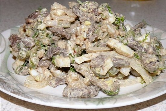 Салат с куриными сердечками и грибами