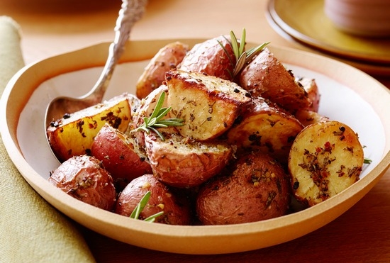 Как запечь вкусную картошку в духовке?