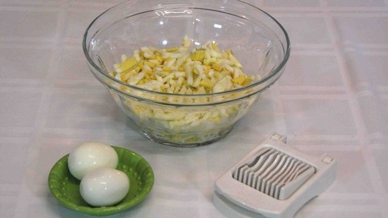 Яйца сварить и мелко нашинковать