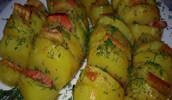 Печеная картошка в духовке в фольге