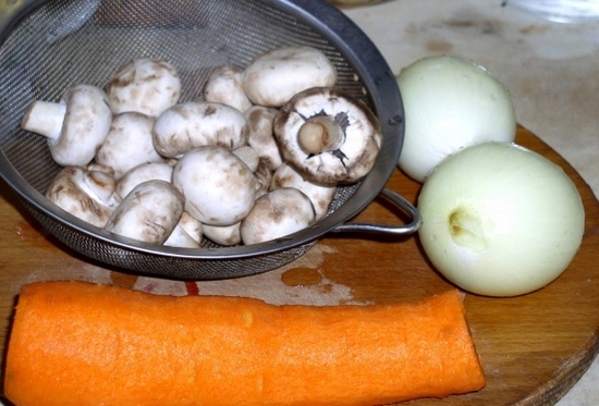Морковку, грибы и лук почистить и мелко нашинковать