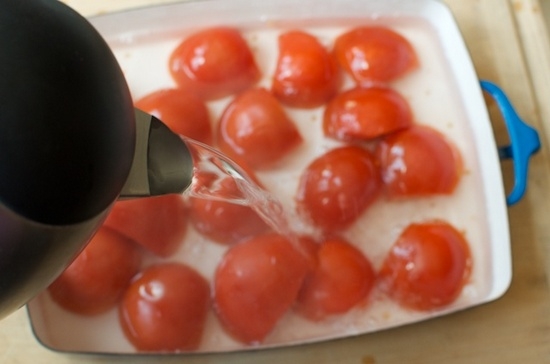 Обдать томаты кипятком