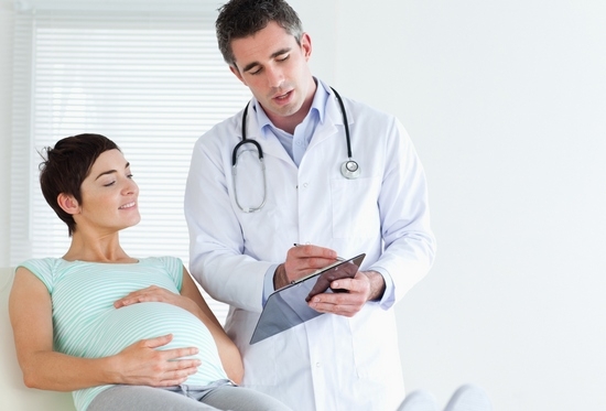 Отчего у беременных болят ребра?