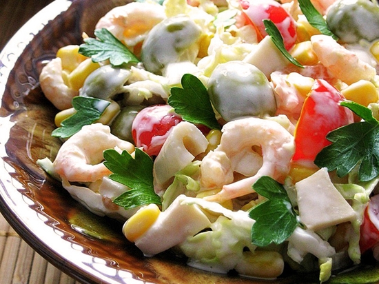Салат из кальмаров с соленым огурцом, яйцом и томатами