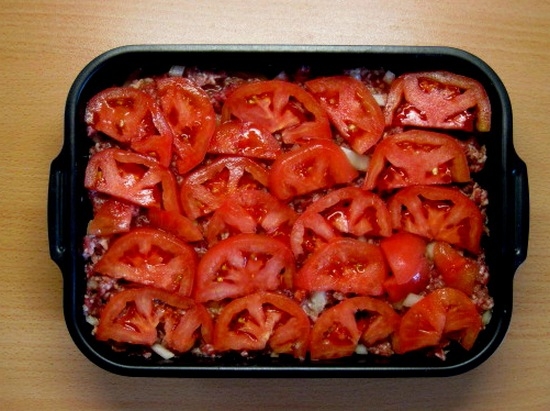 Нарезанные кружочками томаты на запеканке