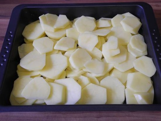 Порезанный тонкими кружочками картофель