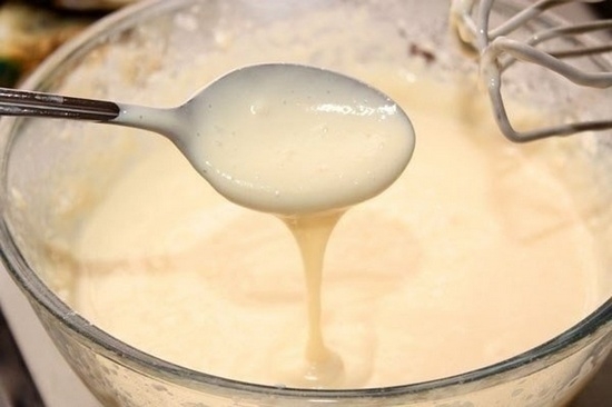 Сделайте смесь однородной консистенции из кефира, 1 яйца, растительного масла, сахара, соли.