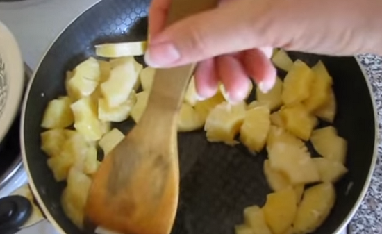 Обжарьте кусочки ананасов, используя как можно больше масла, в этом же жире обжаривайте и маринованную свинину.