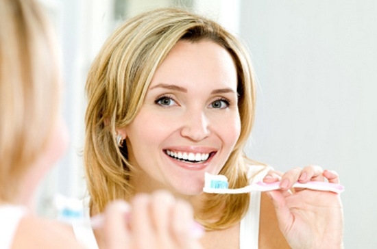Накопление зубного налета и его затвердение приводят к размножению микробов, поражающих зубы и десны