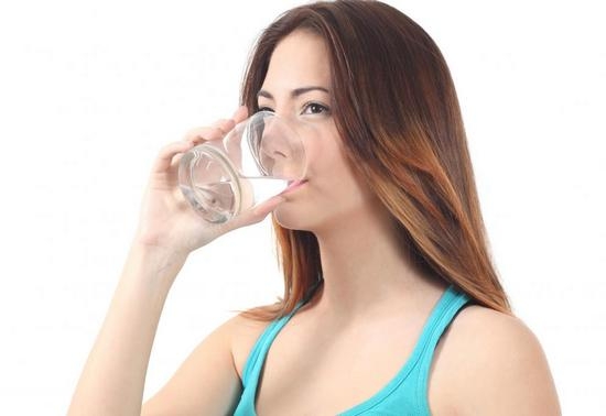 Доктора рекомендуют выпивать не менее 2 л воды в сутки