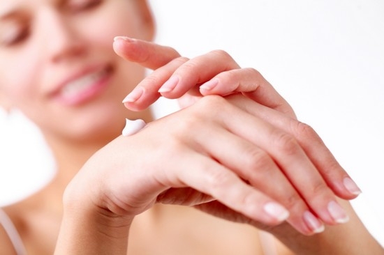 Кожа лопается на пальцах рук: причины, способы лечения