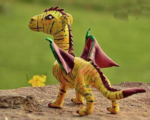 Динозавр-дракон из пластилина